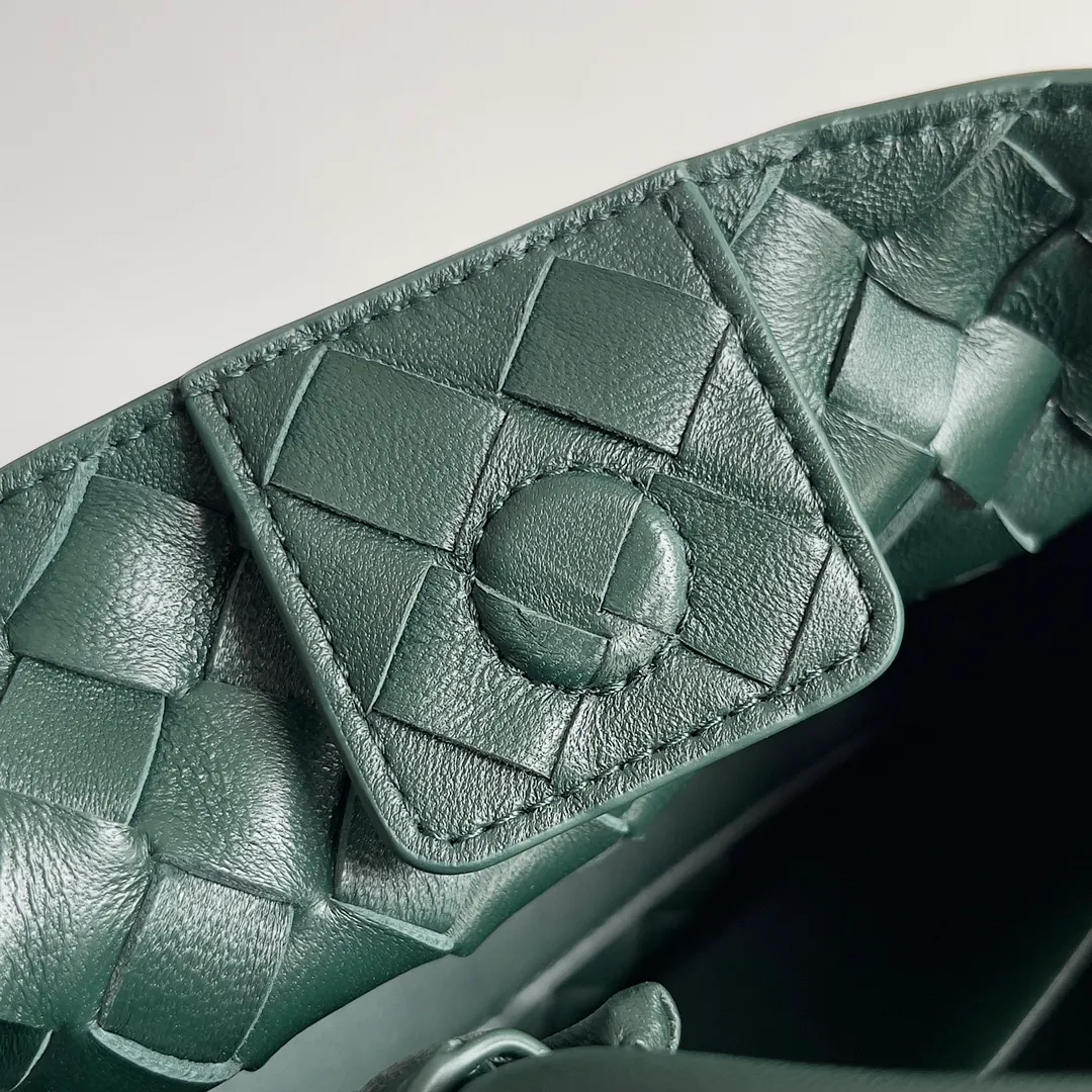The 2023 new Andiamo batch of 1860 BV has been shipped‼ ️Really popular🔥The new Andiamo woven handbag launched by Bottega Veneta this season is really popular all over the world! ! Celebrities at home and abroad have worn it, and Oscar-winning actress Michelle Yeoh has taken it out on the street. Song Jia, Trai Yara, Yu Feihong, Sanji Ayaka, Rosie Hunting-Whiteley, Yoshioka Riho, etc. have all picked up this bag. It is classic and versatile, showing off its temperament, and the bag capacity is also large, which is very convenient for daily commuting! ! A variety of carrying methods, the shoulder straps can be adjusted by yourself, the original lambskin feels soft and delicate, and the neutral style is made to break gender boundaries and bring a more practical and longer-lasting use experience. Andiamo, which has both elegant and casual styles, perfectly interprets the true appearance of "fashionable old money style". Style number: 743568 Size: 25*22*10.5cm